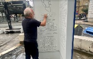 „Ni kiša nam ništa ne može“ – Domar UNS-a Agatonović ponovo uklonio tragove boje sa išaranog spomen-obeležja Đoku Vještici